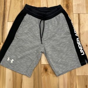 Under Armour mens size small cotton shorts. Loose fit.